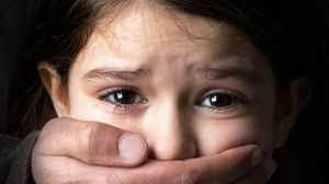 O mamă și-a vândut fetele de 7 și 16 ani  unor traficanti de carne vie. Una dintre ele era forțată să aibă și 30 de clienți pe zi