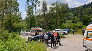 4 tineri în vărstă de 16 ani s-au răsturnat cu mașina, pe drumul de întoarcere din vacanță, într-un accident în Sinaia