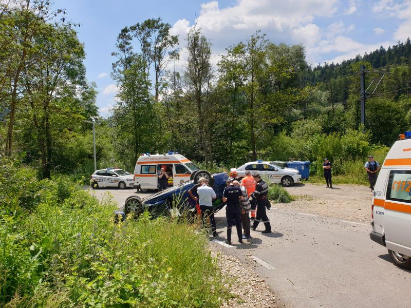4 tineri &icirc;n vărstă de 16 ani s-au răsturnat cu mașina, pe drumul de &icirc;ntoarcere din vacanță, &icirc;ntr-un accident &icirc;n Sinaia