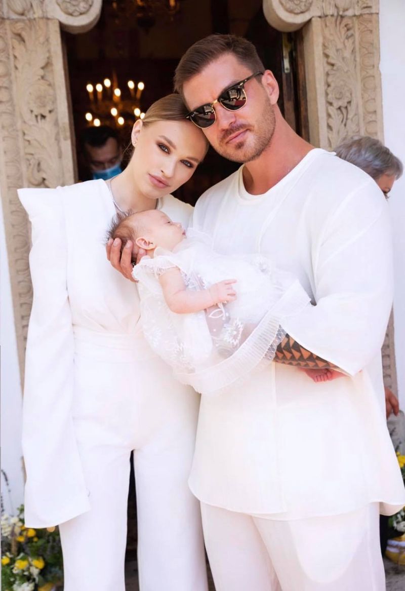 Imagini de senzație de la botezul Katiei, fetița Ginei Chirilă și a lui Bogdan Vlădău