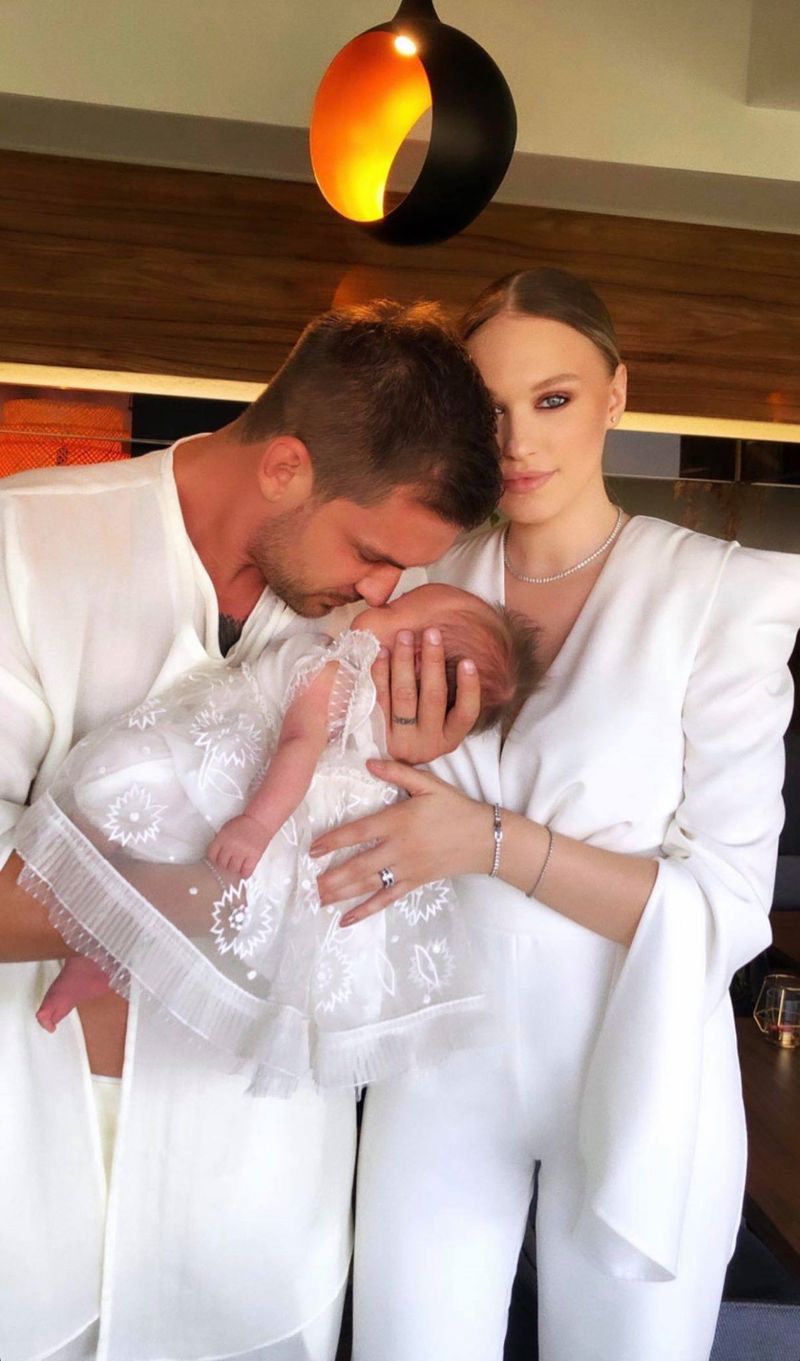 Imagini de senzație de la botezul Katiei, fetița Ginei Chirilă și a lui Bogdan Vlădău