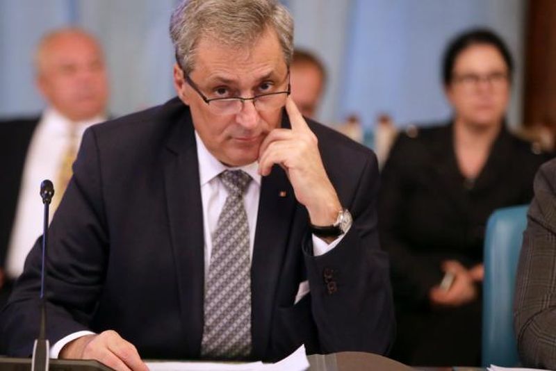 Marcel Vela, &icirc;ngrijorat de explozia cazurilor, speră la o minune