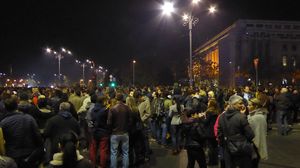 ULTIMĂ ORA: Jandarmii au amendat 13 dintre persoanele care participă la protestul din Piaţa Victoriei