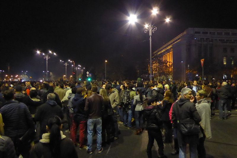 ULTIMĂ ORA: Jandarmii au amendat 13 dintre persoanele care participă la protestul din Piaţa Victoriei