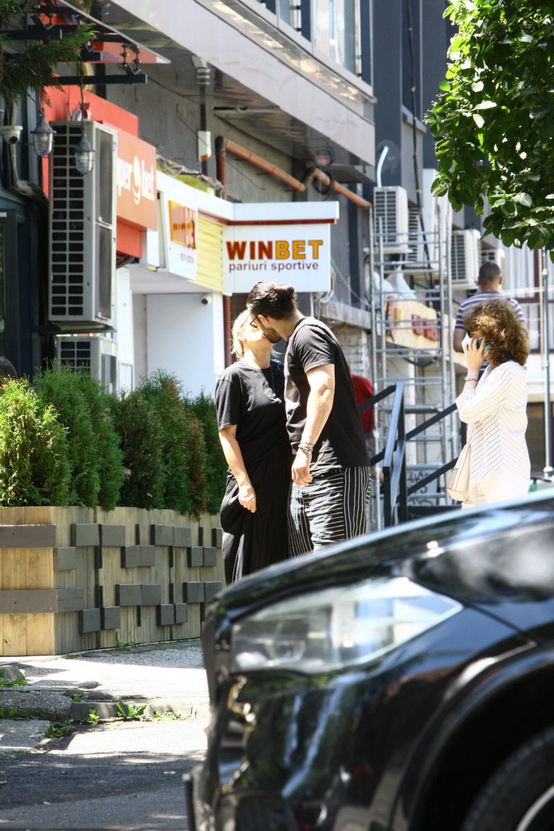 Smiley și Gina Pistol s-au sărutat ca doi &icirc;ndrăgostiți &icirc;n plină stradă