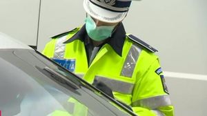 Fără precedent! Polițist bătut de o tânără de 30 de ani. Ce a făcut femeia înainte, însă, întrece imaginația