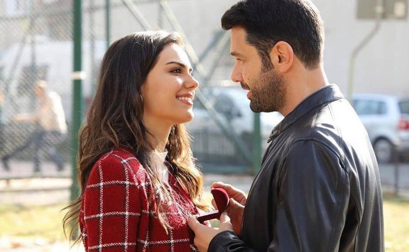 Protagonista serialului turcesc &rdquo;Dragoste și secrete&rdquo; s-a &icirc;ndrăgostit pe platourile de filmare. Cine i-a furat inima celebrei actrițe