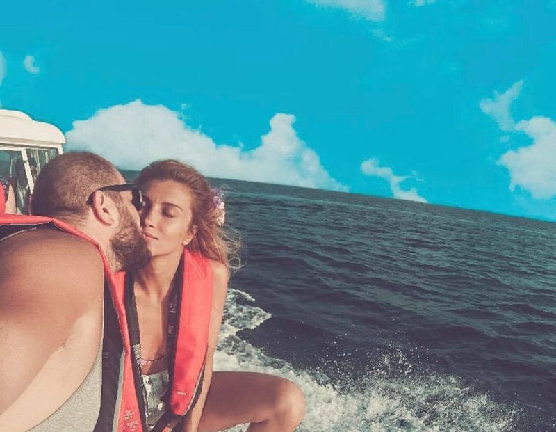  Lora, semnal de alarmă pentru românii care nu poartă mască de protecție. Cântăreața, blocată în Bali, de la începutul pandemiei