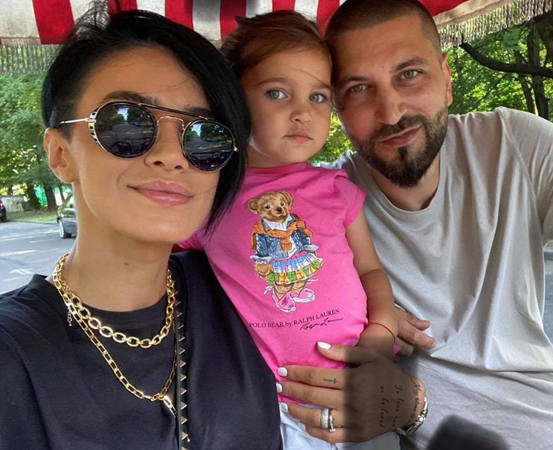 Adelina Pestrițu a &icirc;nlăturat misterul și le-a arătat tuturor cum a ieșit &icirc;n poza de pe buletin. &rdquo;Mi se pare destul de complicat să ieși bine &icirc;n poza de buletin...&rdquo;