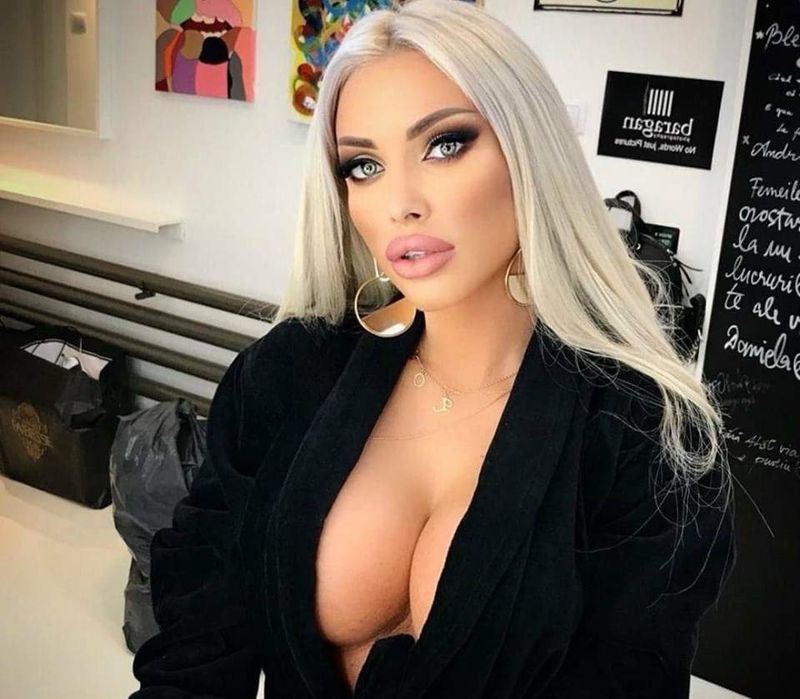 Loredana Chivu, ipostaze incendiare în costum de baie! Vedeta și-a arătat noile silicoane!