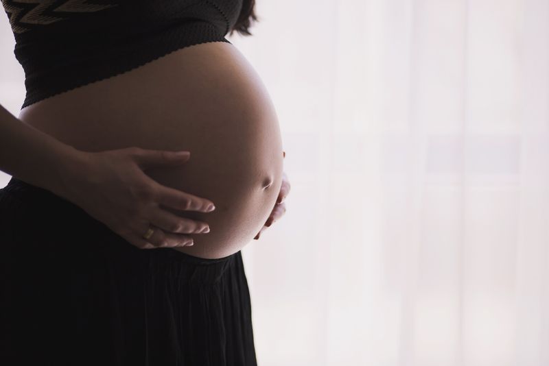 Povestea tinerei care a fost sedusă, lăsată însărcinată și părăsită! Drama prin care trece Daiana :”Familia lui nici n-a vrut să audă de acest copil”