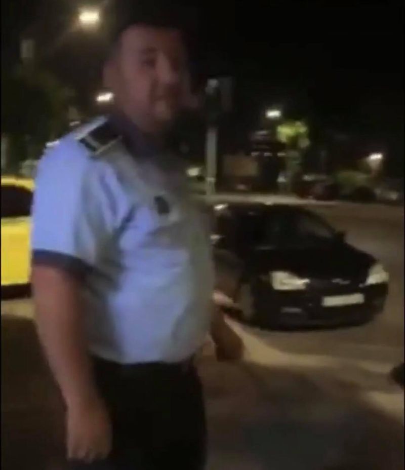 Un polițist local a &icirc;ncălcat legea: a intrat &icirc;n magazin, fără mască de protecție! Imaginile cu el, sub atenția autorităților, care l-au amendat