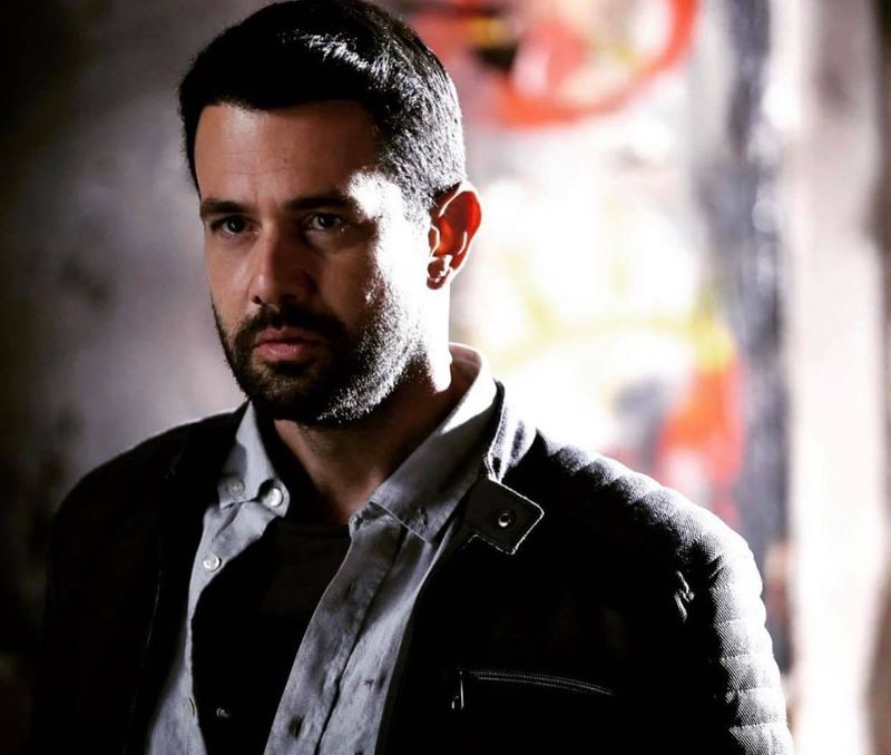 Ali din serialul turcesc &rdquo;Dragoste și secrete&rdquo; trăiește o frumoasă poveste de dragoste &icirc;n afara platourilor de filmare. Cu cine se iubește celebrul actorul!