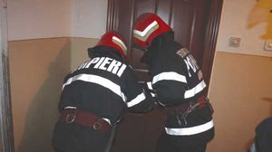 De-a râsul-plânsul! Un copil de doi ani și-a încuiat mama pe balcon și s-a uitat la TV până au venit pompierii