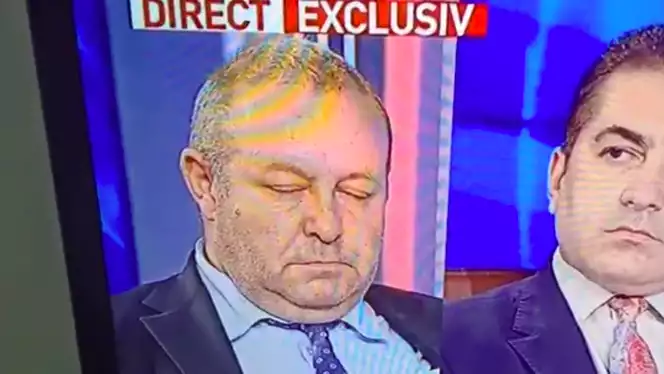 Imagini virale. Legea carantinării l-a epuizat pe Daniel Fenechiu. Senatorul PNL a adormit în direct la o emisiune televizată, în timpul dezbaterilor