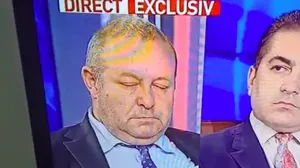 Imagini virale.  Legea carantinării l-a epuizat pe Daniel Fenechiu. Senatorul PNL a adormit în direct la o emisiune televizată, în timpul dezbaterilor