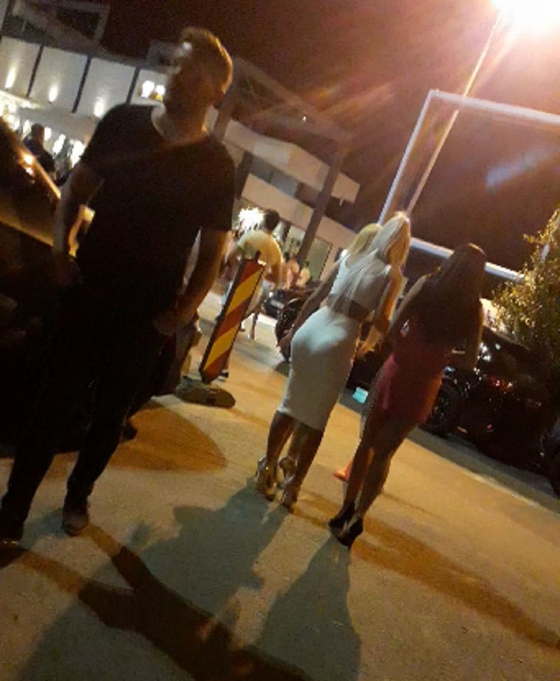 Loredana Chivu, în ipostaze greu de imaginat, la mare! Abia se ținea pe picioare. Ce a pățit blondina?