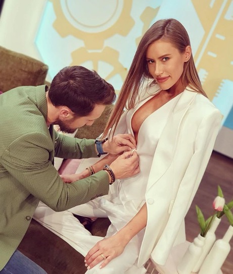 Dani Oțil și-a pozat iubita aproape goală!