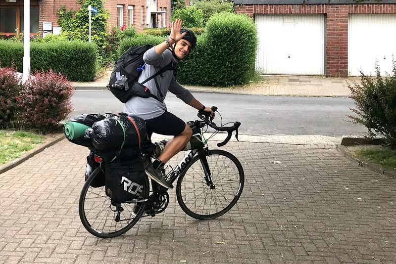 Povestea virală a studentului grec care a mers 48 de zile cu bicicleta pentru a ajunge acasă! Prin ce momente a trecut tânărul