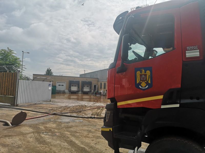 FOTO VIDEO! Inundații &icirc;n Alba Iulia! Mai multe străzi au fost inundate după ploile din acest weekend