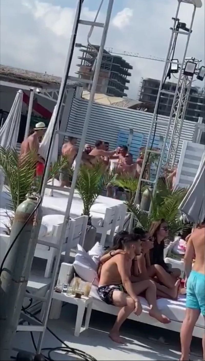 VIDEO Bătaie la o terasă din Mamaia. Mai mulți tineri și-au împărțit pumni și picioare în plină zi. Trei dintre ei au ajuns la spital