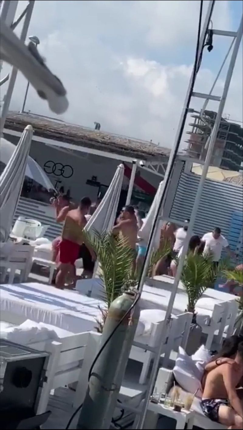 VIDEO Bătaie la o terasă din Mamaia. Mai mulți tineri și-au împărțit pumni și picioare în plină zi. Trei dintre ei au ajuns la spital
