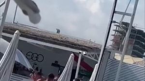 VIDEO Bătaie la o terasă din Mamaia. Mai mulți tineri și-au împărțit pumni și picioare în plină zi. Trei dintre ei au ajuns la spital