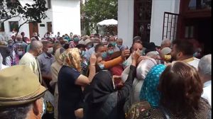 VIDEO Sute de credincioși s-au înghesuit la slujba de hram a unei biserici, în plină criză sanitară. Unui preot i s-a făcut rău