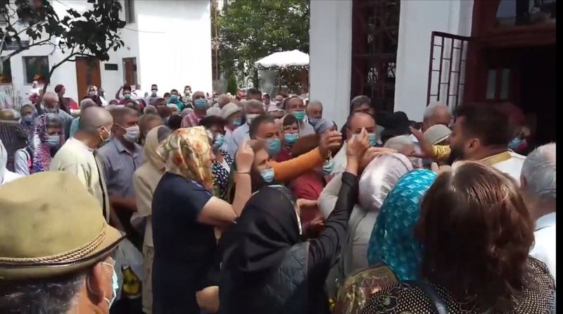 VIDEO Sute de credincioși s-au înghesuit la slujba de hram a unei biserici, în plină criză sanitară. Unui preot i s-a făcut rău