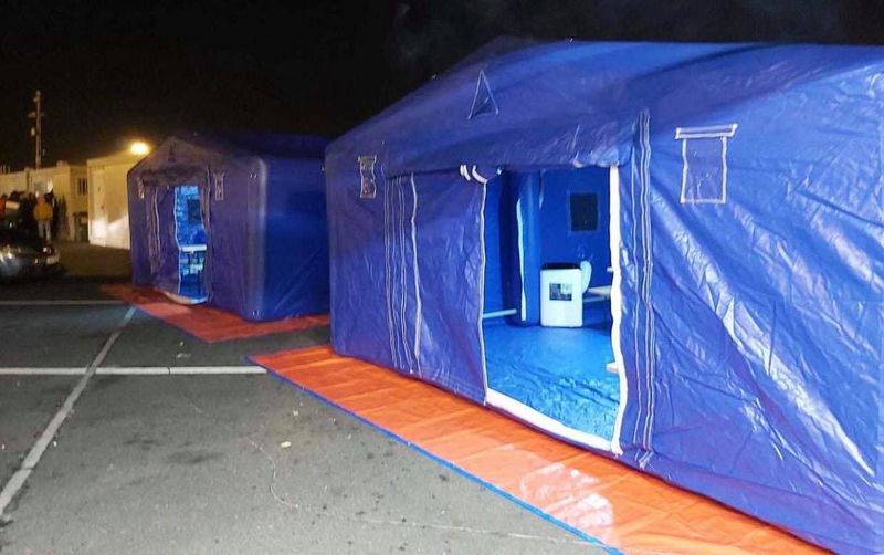 Un polițist local a leșinat chiar în fața spitalului. Omul legii a fost internat ca suspect de COVID-19