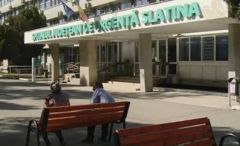 Un polițist local a leșinat chiar în fața spitalului. Omul legii a fost internat ca suspect de COVID-19