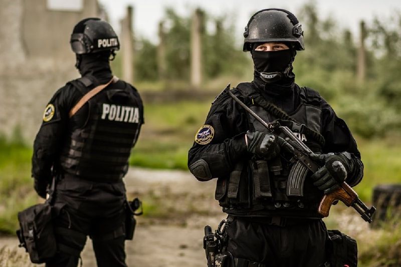 Maneliști t&acirc;lhăriți de clanul Duduienilor. 100 de polițiști au descins peste interlopi