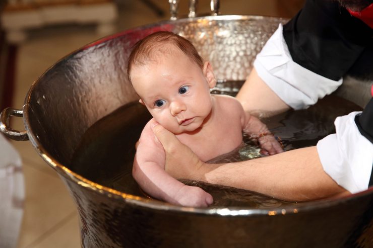 Tradiții și obiceiuri la botez. Ce nu este bine să faci