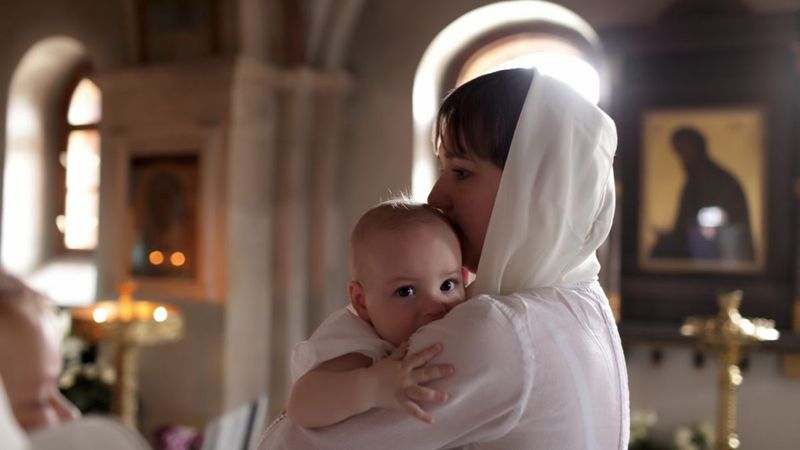 Tradiții și obiceiuri la botez. Ce nu este bine să faci