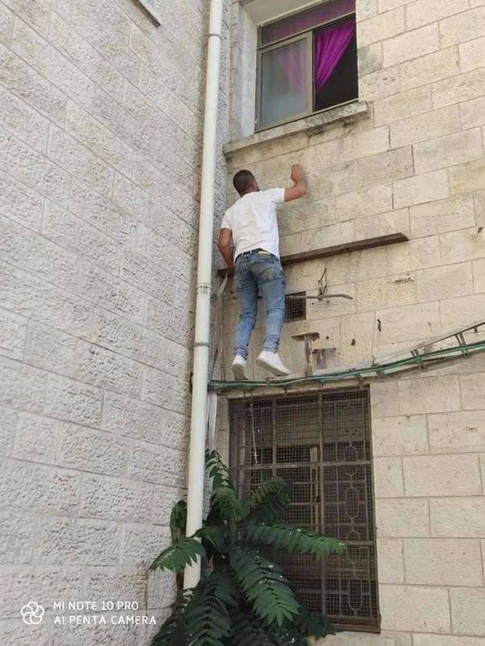 Povestea incredibilă a bărbatului care a vegheat asupra mamei, pe geamul spitalului, în fiecare zi, până când aceasta murit din cauza COVID-19