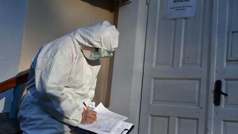Mii de rom&acirc;ni testați pozitiv de COVID-19 nu au fost internați deloc &icirc;n spital