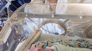 O mămică infectată cu COVID-19 și ventilată mecanic a murit la scurtă vreme după ce a născut. Nu a apucat să-și vadă copilul