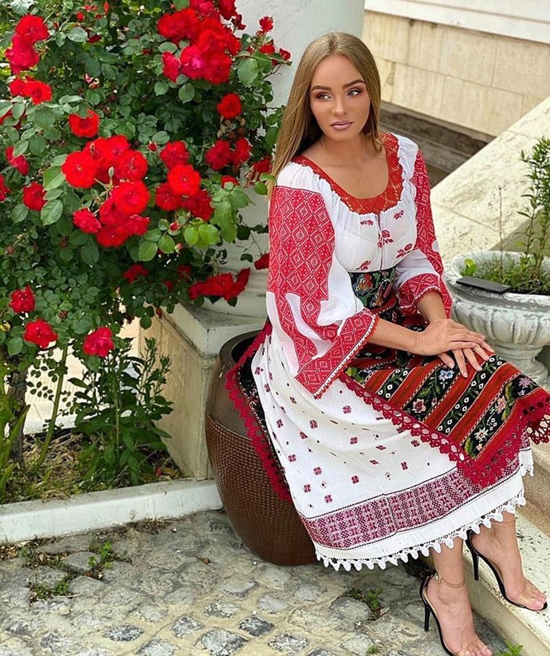 Maria Constantin, &icirc;n mijlocul unui trio sentimental! C&acirc;ntăreața de muzică populară, prinsă cu un bărbat &icirc;nsurat