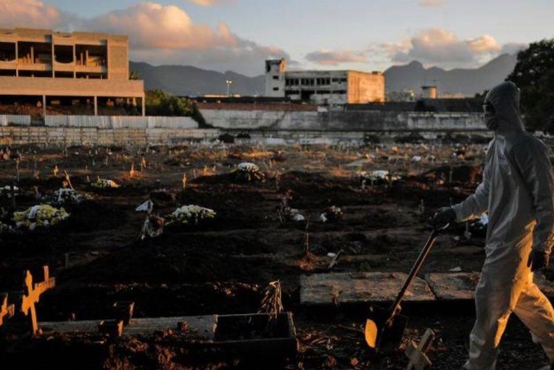  Imagini șocante cu miile de morminte ale morților de coronavirus! Una dintre cele mai afectate țări pierde bătălia cu virusul