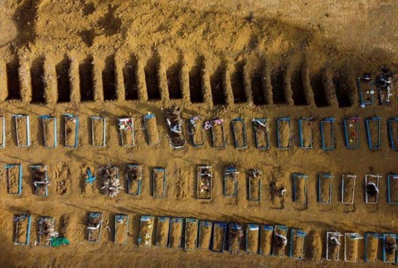  Imagini șocante cu miile de morminte ale morților de coronavirus! Una dintre cele mai afectate țări pierde bătălia cu virusul