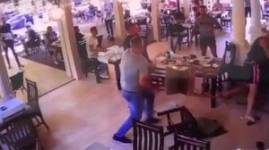 Bătaie ca în filme la o terasă din Curtea de Argeş, în plină criză sanitară. Momentul a fost surprins de camerele de supraveghere