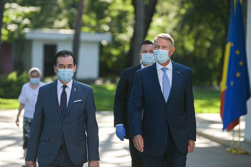 Klaus Iohannis poate ajunge în izolare la domiciliu! Angajat Ford, depistat pozitiv cu coronavirus la o zi după vizita președintelui!
