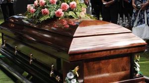 O familie a trăit un adevărat șoc! La patru luni după ce fusese înmormântat, bărbatul  și-a făcut apariția într-un cimitir!