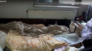 VIDEO Imagini înfiorătoare din casa copilului mâncat de viermi. E un focar de infecție. Bunica băiatului: „Nu s-a ridicat din pat trei săptămâni. Acolo își făcea nevoile”