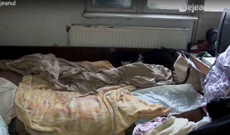 VIDEO Imagini înfiorătoare din casa copilului mâncat de viermi. E un focar de infecție. Bunica băiatului: „Nu s-a ridicat din pat trei săptămâni. Acolo își făcea nevoile”