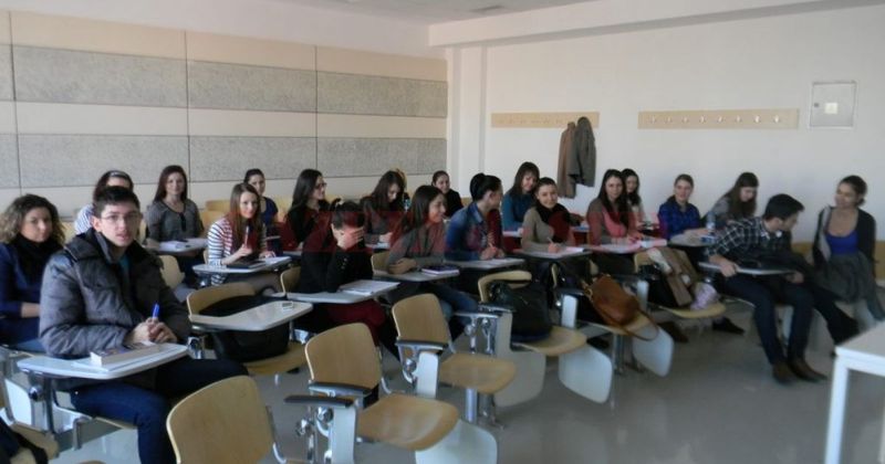 Țeapă de zile mari. Un student i-a dat ani de zile șpagă secretarei unei facultăți de Drept din Craiova, deși era exmatriculat