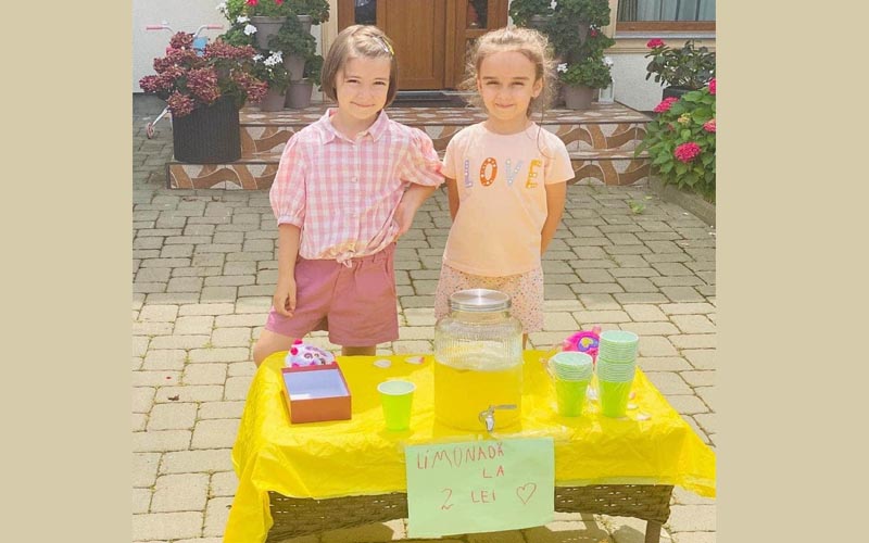  Două fetițe din Botoșani, lecție de viață incredibilă! Au vândut limonadă la doi lei pentru un motiv incredibil 