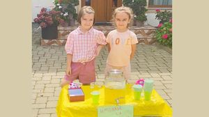  Două fetițe din Botoșani, lecție de viață incredibilă! Au vândut limonadă la doi lei pentru un motiv incredibil 