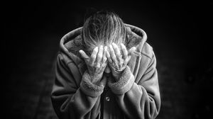 O femeie a fost bătută crunt de soț, iar procurorul a respins cererea de ordin de restricție
