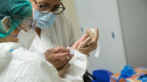 Gestul emoționant al unui pacient vindecat de COVID! Înainte de a fi externat din spital a lăsat un bilet pentru medici. Ce scria în el